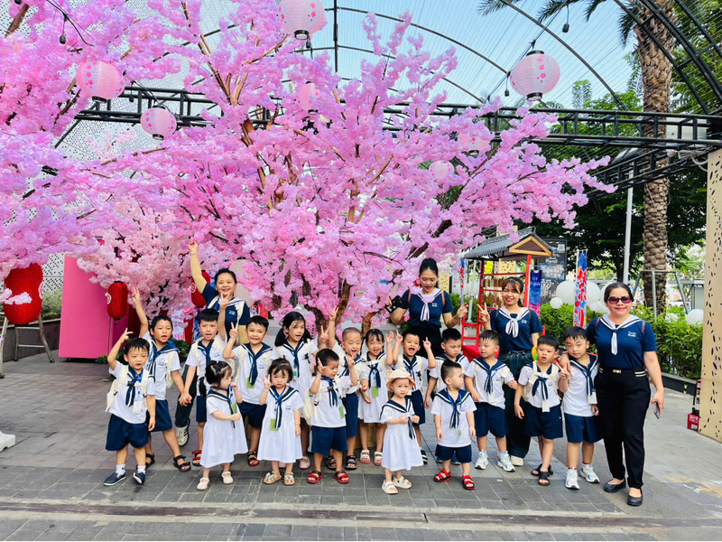Khoảnh khắc tập thể trong thư viện hình ảnh của nhà trường.