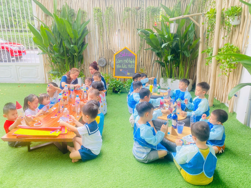 Hoạt động tạo hình giúp trẻ thực hành phối hợp tay mắt và làm theo hướng dẫn.