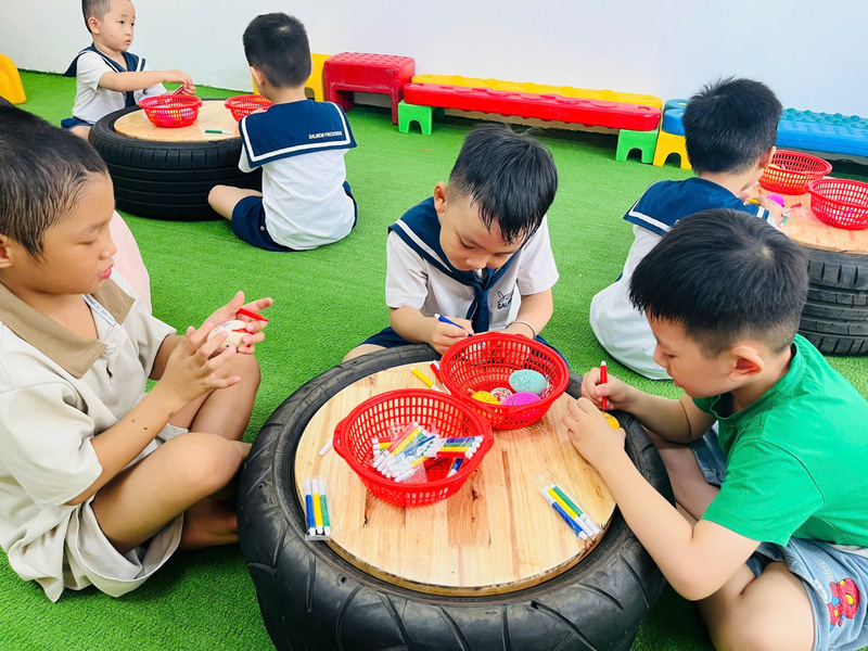 Hoạt động có người lớn đồng hành giúp trẻ khám phá trong môi trường tập thể.