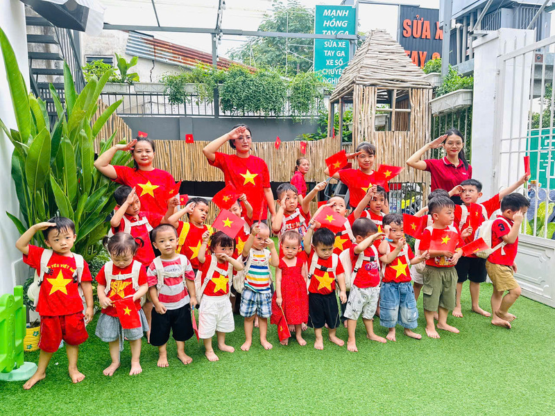 Một khoảnh khắc sinh hoạt tập thể trên website Salmon Preschool.
